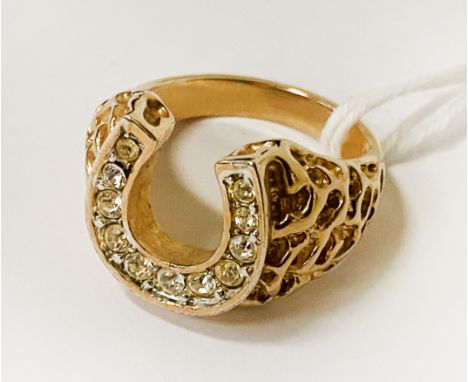 18CT GOLD &amp; DIAMOND HORSE SHOE RING - 9.8 GRAMS APPROX - SIZE S 0.25 CARATS APPROX