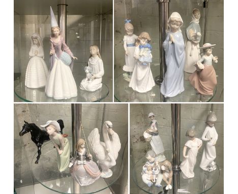 COLLECTION OF LLADRO &amp; NAO FIGURES - SOME A/F