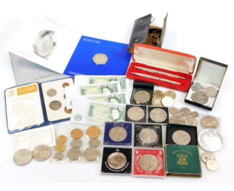 Various coins, etc., a Millennium coin minted at The Dome, coin set, Grantham Journal badge, manicure set, various low denomi