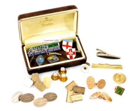 A pair of 9ct gold cufflinks, each of oval form with chain centres, initialled to each end, 1½cm high, 5.8g, and various othe