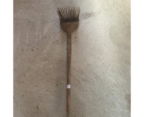 A Vintage flax comb