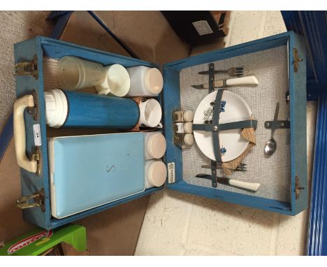 A Vintage Sirram picnic set