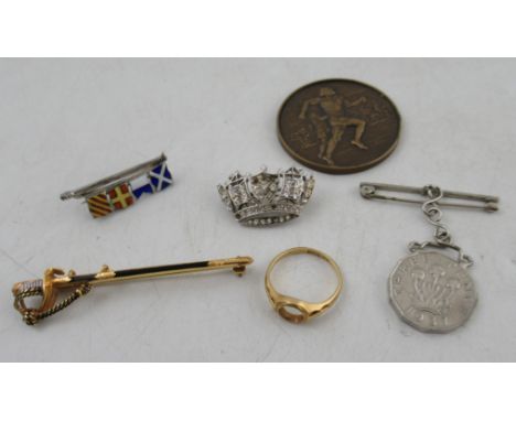 An 18ct gold ring, weight 3.1g, together with a 9ct gold navel sword brooch, other brooches and an athletics medal