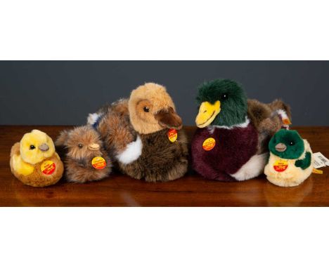 A group of five Steiff ducks, comprising a male, female and three chicks (5)Condition report: With original labels