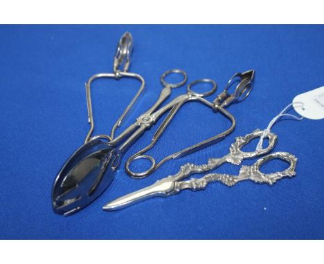 TWO CANTEENS OF SILVER PLATED FLATWAREincluding a Kings Pattern suite and a Community plate suite; together with a selection 