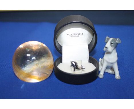 MIXED LOT OF COLLECATABLESincluding Mikimoto tie pin, jewellery, compact, watches, ceramics, etc. 