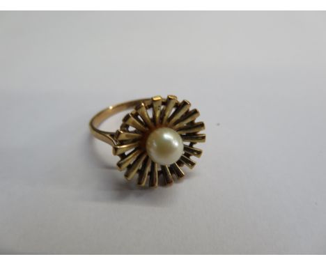 9ct Gold dress ring set with single pearl Size P