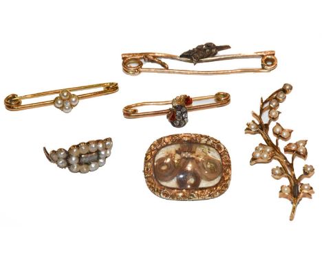 A quantity of jewellery including a diamond feather brooch (a.f.), stamped '15C', length 5.0cm; a diamond and enamel cockerel