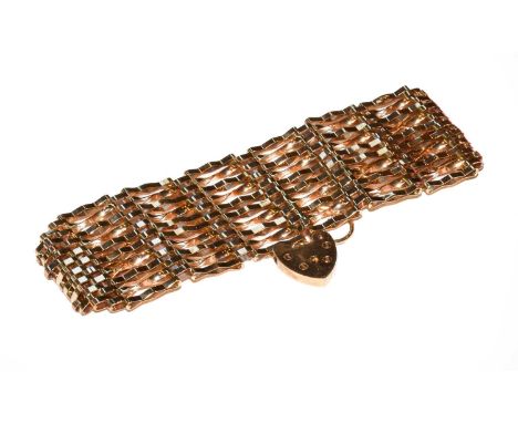 A gate link bracelet with a 9 carat gold padlock clasp, length 17cmCondition report: Gross weight 20.1 grams.