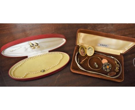 Jewellery - a 9ct gold circular locket,  a 9ct gold horseshoe bar brooch;  a rolled gold bangle;  silver gilt locket, seal st