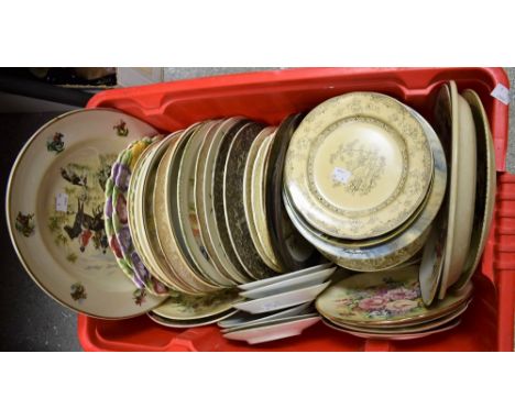 Ceramics - a quantity of collectors and cabinet plates including Wedgwood, Royal Albert, Royal Doulton, Coalport, Spode, Pool
