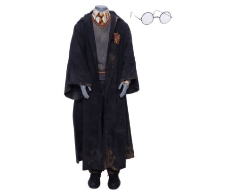 HARRY POTTER AND THE CHAMBER OF SECRETS (2002) - Harry Potter's (Daniel Radcliffe) Distressed Costume with Glasses - Harry Po