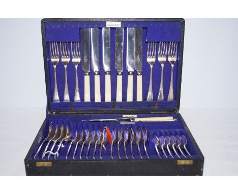 Walker &amp; Hall canteen of cutlery (Complete) 