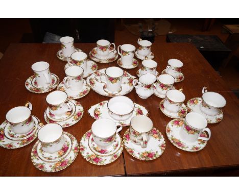 Group of Royal Albert old country rose mugs &amp; saucers 