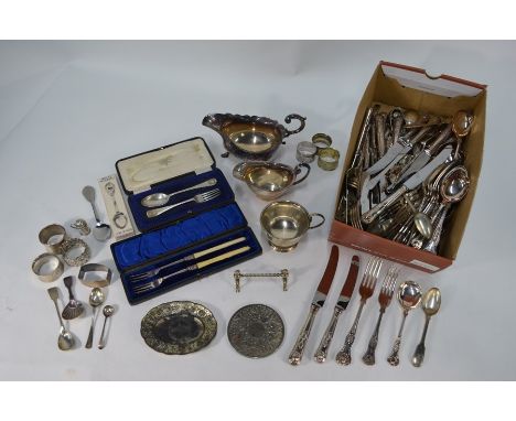 Various oddments of silver, including cased Christening spoon and fork, Victorian fiddle pattern caddy spoon with shell bowl,