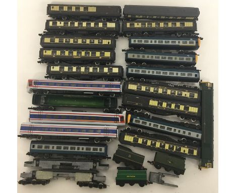 A selection of N gauge scale model locomotives and carriages. Est. £10 - £15.