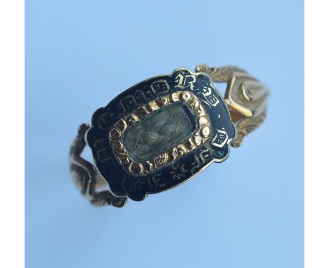 An Antique enamelled mourning ring decorated with flowers and leaves. Approx. 6 grams. Est. £150 - £200.