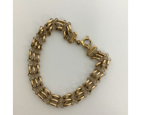 A heavy 9 carat curb link bracelet with ring clasp. Approx. 6.4 grams. Est. £55 - £65.