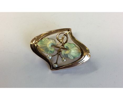 An attractive enamel brooch decorated with pearls in 15 carat. Approx. 4 grams. Est. £80 - £120.