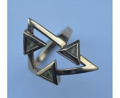 A modernistic 9 carat peridot ring. Approx. 5 grams. Est. £50 - £80.