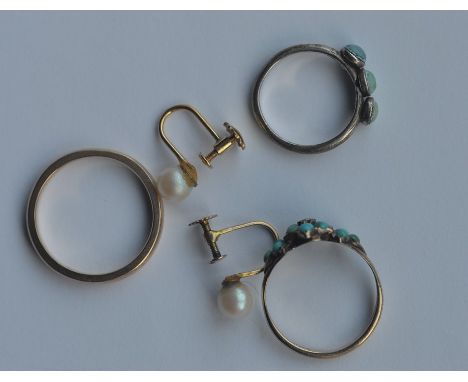 A pair of gold and pearl ear studs together with a turquoise ring and a 9 carat wedding band. Approx. 8 grams. Est. £50 - £80