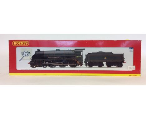 HORNBY: An 00 gauge boxed scale model BR 4-6-0 Class N15 'Sir Pelleas' locomotive numbered R2622. Est. £30 - £50.