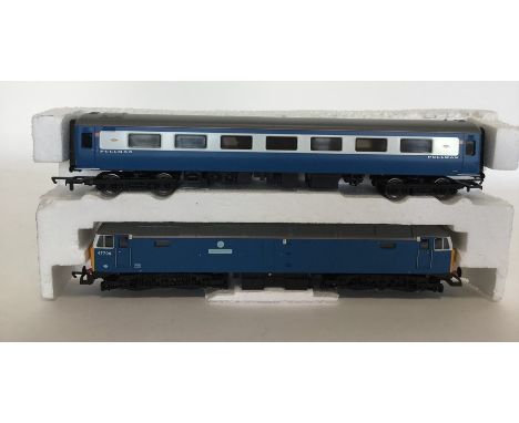 HORNBY: Two 00 gauge scale model unboxed Pullman's carriages in blue. Est. £20 - £30.