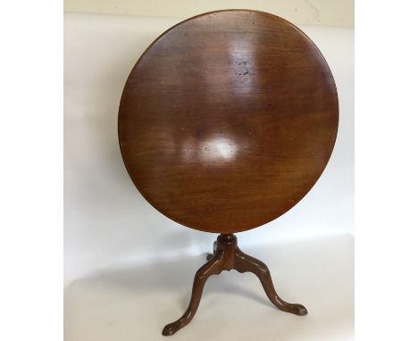 A mahogany pedestal pillar table on three tapering supports. Est. £50 - £80.