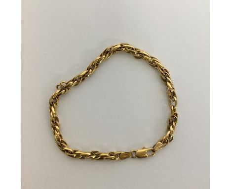 A 9 carat modern fancy link bracelet with ring clasp. Approx. 4.3 grams. Est. £40 - £60.