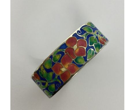 BERNARD INSTOW: A stylish silver napkin ring attractively decorated with flowers and leaves. Birmingham. Approx. 10 grams. Es