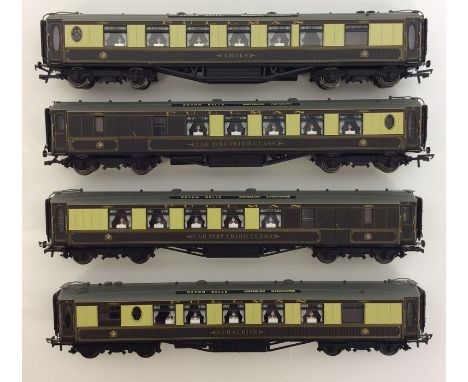 HORNBY: A box containing four 00 gauge scale model Pullman carriages. (4). Est. £40 - £60.