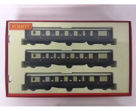 HORNBY: An 00 gauge boxed scale model set of Pullman's carriages named as follows: "Minerva"; "Cygnets" and "Ibis". Est. £30 