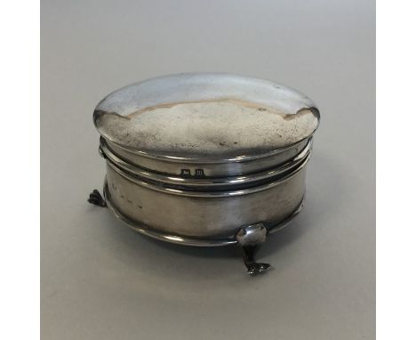 A small silver ring box with hinged top. Approx. 75 grams. Est. £20 - £30.