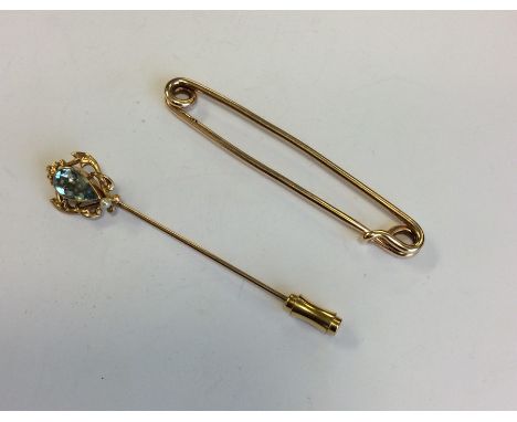 A small gold brooch together with a gold and pearl mounted stick pin. Approx. 7 grams. Est. £40 - £60.