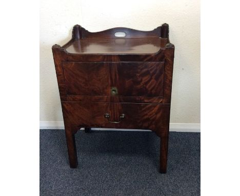 A Georgian mahogany hinged top single drawer commode. Est. £40 - £60.