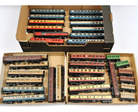 Hornby, Bachmann, Airfix &amp; others group of unboxed coaches. To include Hornby China LNER Teak 1st / 3rd/ Hornby Royal Mai