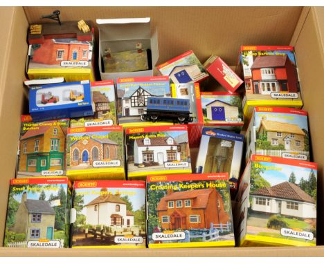 Hornby Skaledale &amp; other, mixed group of items. To include R8620 Small Pub "Golden Fleece"; R8748 Mason's Arms Pub; R8654