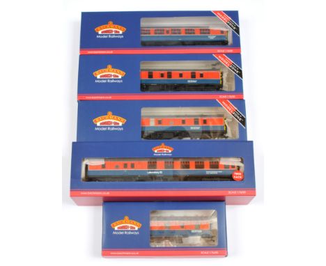 Bachmann 00 Gauge British Rail research coaches consisting of 39-001W 2-pack Laboratory No.10 &amp; 11, 39-553ZMk1 CCT Van (P