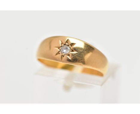 AN EARLY 20TH CENTURY 22CT YELLOW GOLD DIAMOND SINGLE STONE RING, set with a single cut diamond, within an eight ray star sur