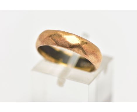 A MID 20TH CENTURY 22CT GOLD RING, designed as a plain band with faceted surface detail, hallmarked Birmingham 1961, width of