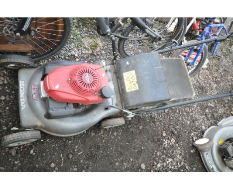 A HONDA IZY GCV160 PETROL LAWN MOWER (engine pulls freely and starts) Condition Front wheel bent