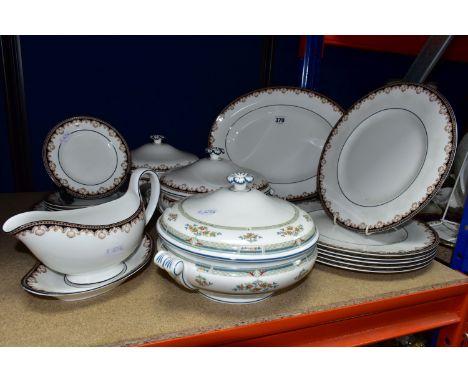 A WEDGWOOD 'MEDICI' PATTERN PART DINNER SET, comprising one large meat plate, six dinner plates, gravy jug and stand, six tea