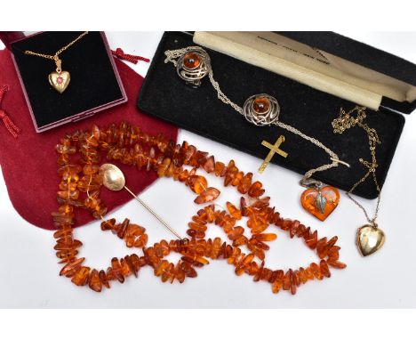 AN ASSORTMENT OF JEWELLERY, to include a 9ct gold front and back heart locket, engine turned pattern, stamped '9ct FT&amp;BK'