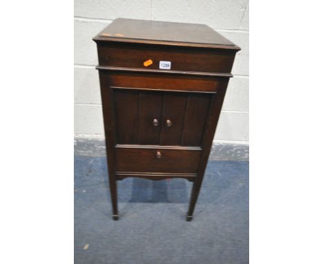 A COLUMBIA GRAMOPHONE CABINET COMPANY LTD OAK CASED GRAMOPHONE, with a hinged lid, serial No.124A, width 43cm x depth 47cm x 