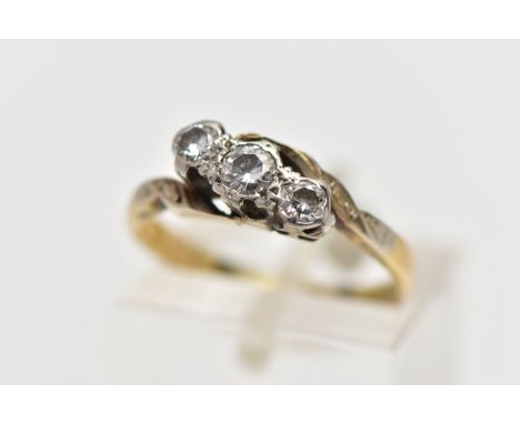 A MID 20TH CENTURY WHITE AND YELLOW METAL DIAMOND THREE STONE RING, set with graduating round brilliant cut diamonds, to the 