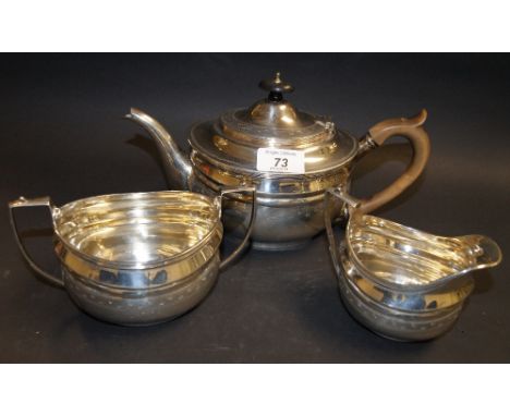 A hallmarked silver three-piece tea service, comprising teapot, sugar basin and milk jug. London assay 1926. Total weight app