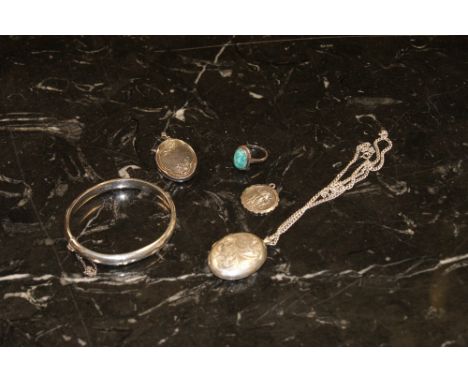 Hallmarked silver bangle, hallmarked silver locket and chain, silver and malachite ring, plus another locket and fob. Weight 