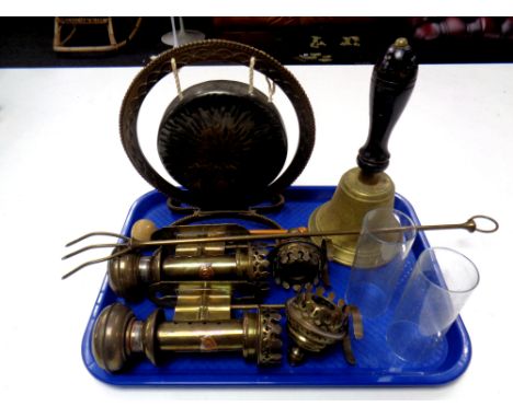 A tray containing a pair of GWR brass carriage lamps, a brass hand bell, toasting fork, together with a dinner gong with beat