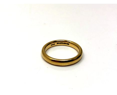 An 18ct gold band ring, 5.3 grams