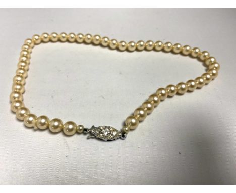 An early 20th century faux pearl necklace 